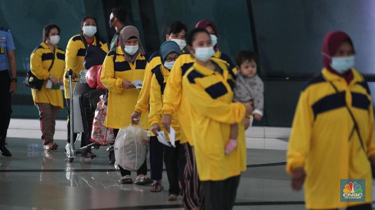 Menatap nasib pekerja migran indonesia: pahlawan devisa di antara harapan dan proteksi Menatap nasib pekerja migran indonesia: pahlawan devisa di antara harapan dan proteksi